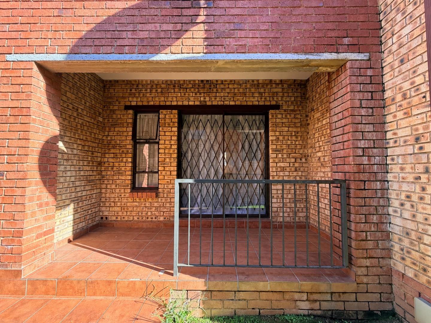 2 Bedroom Apartment / Flat for Sale in Weltevreden Park